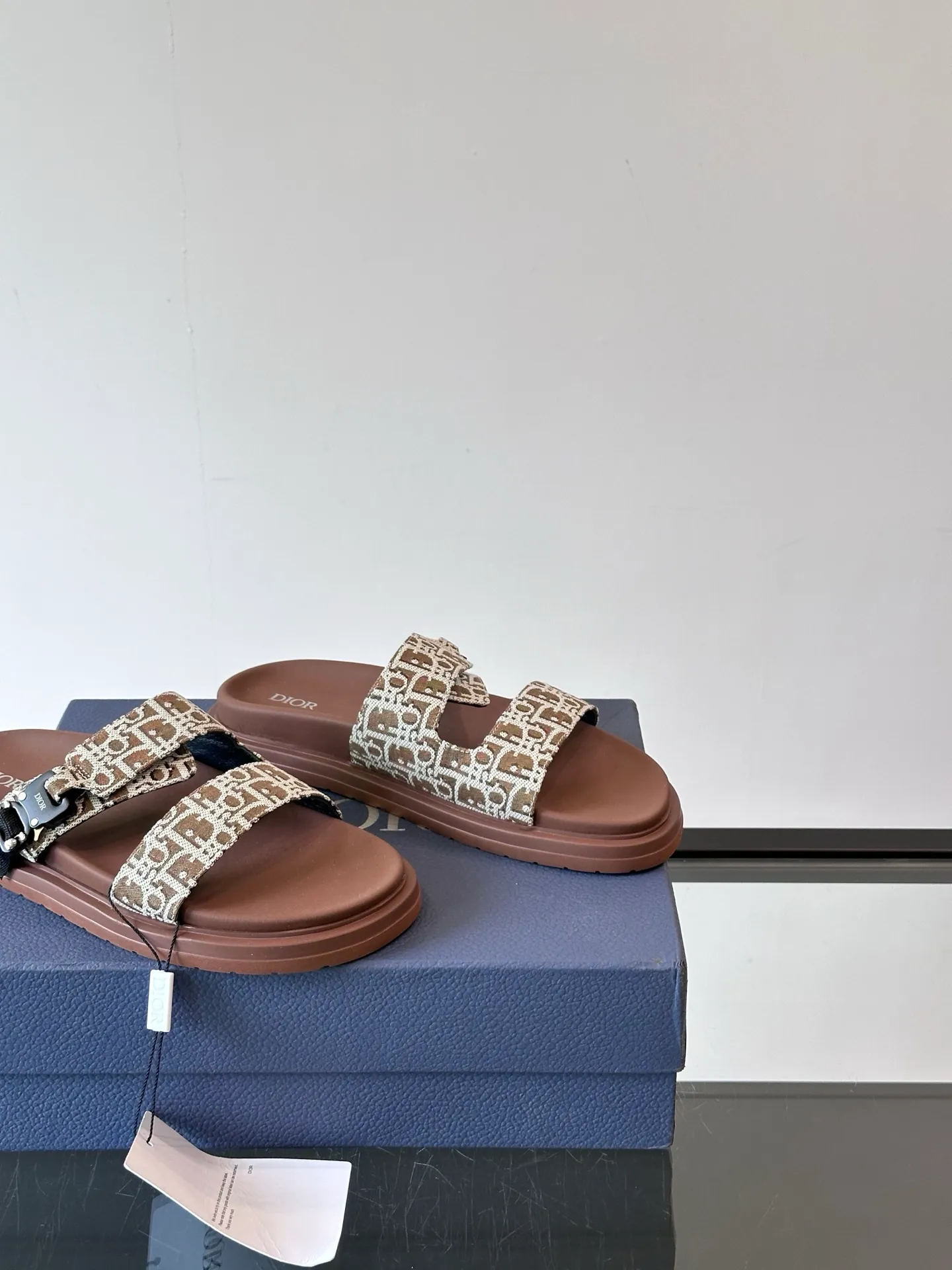 Factory price: 300💰Dior Aqua men's sandals and slippers. Showcasing Dior haute couture design. The Dior gray suede strap is accented with an aluminum Dior buckle for added style. Paired with a comfortable tonal notch sole, they pair easily with shorts or jeans for a sophisticated look. Main body: suede cow leather, technical fabric lining: cow leather, with adjustable straps, aluminum Dior buckle, Dior gray EVA insole, tonal notch rubber outsole splicing structure👌👌 size: 38-44 (45.46 customized)